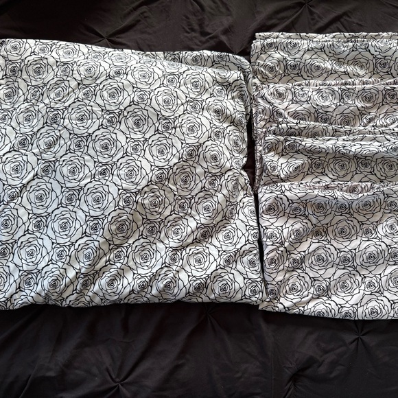 Floral Black and White Queen Sized Bedding Set - Picture 2 of 5